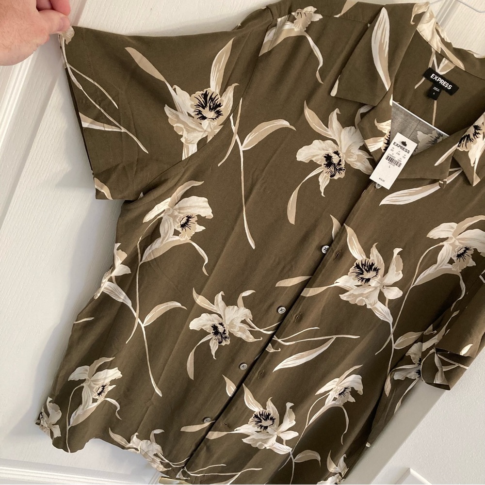 Brand NEW Men’s short sleeve pistachio color shirt. Size LARGE.